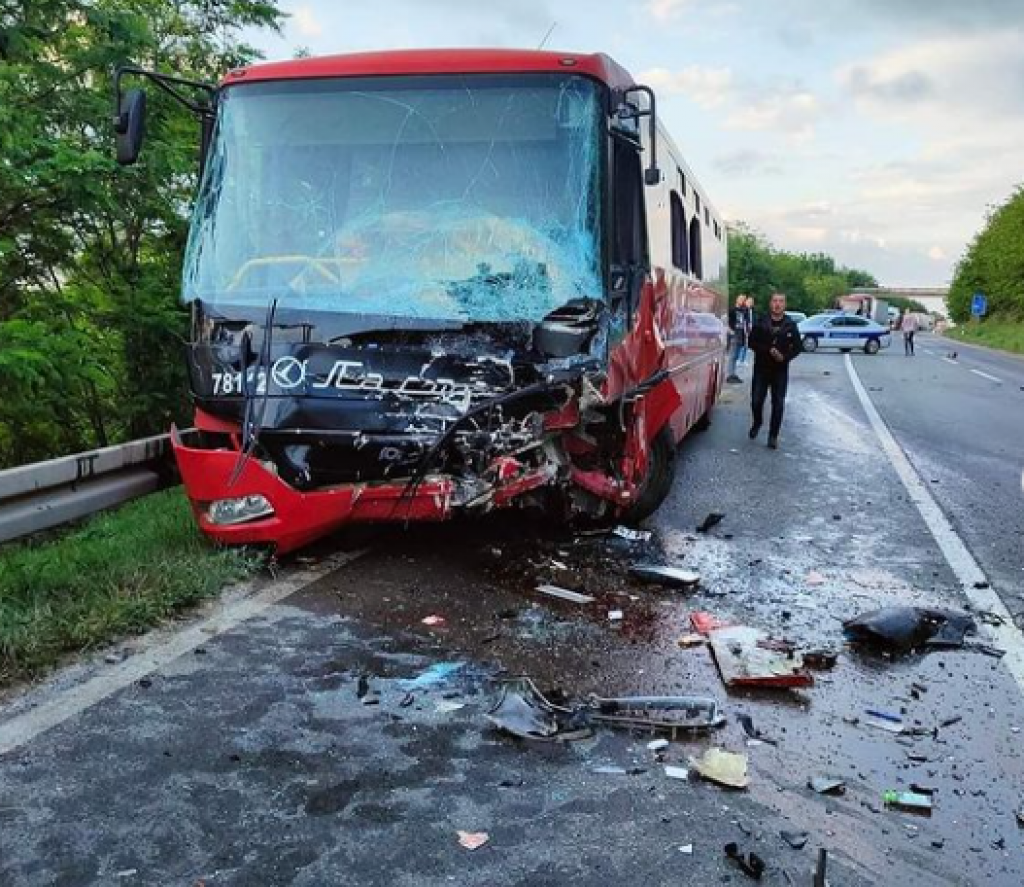 Srbija: Sudar autobusa i automobila, poginuo vozač, 21 osoba povrijeđena