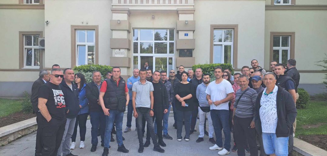 Berane: Nezadovoljni građani protestuju ispred Opštine zbog najavljenog rušenja lokala