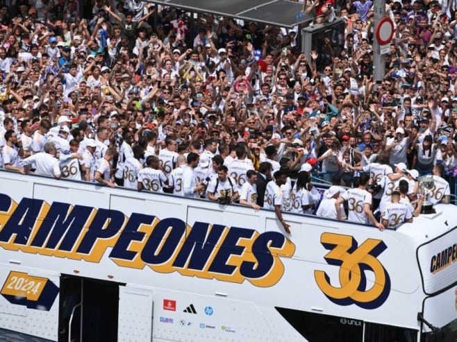 Šampionska parada u Madridu, Real proslavio titulu sa hiljadama navijača
