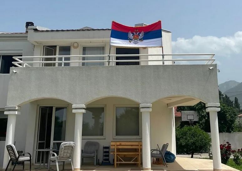 Đurović istakao trobojku povodom Dana nezavisnosti