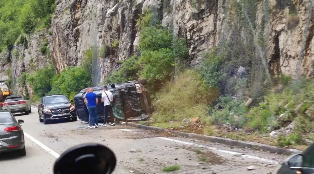 Saobraćajna nezgoda na putu Podgorica – Nikšić: Automobilom udario u stijenu i prevrnuo se