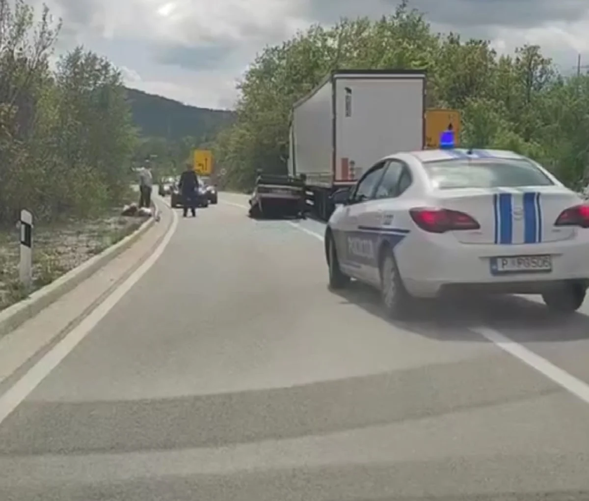 Udes na putu Podgorica- Cetinje: Prevrnuo se automobil poslije kontakta sa kamionom