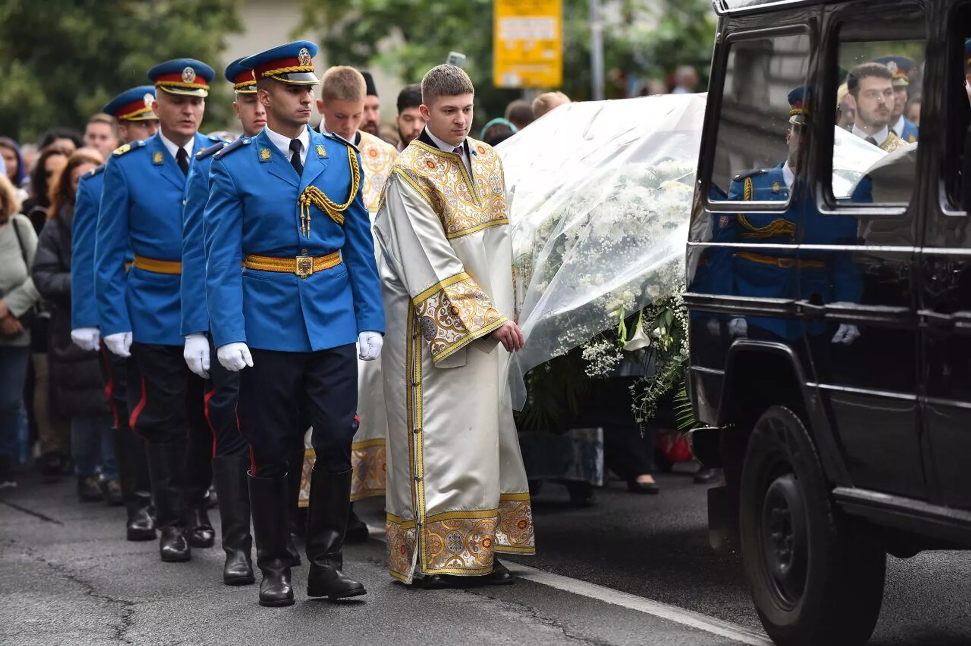 Povodom slave Beograda-Spasovdana, krenula je litija od Vaznesenjskog do Svetosavskog hrama koju predvodi patrijarh srpski Porfirije