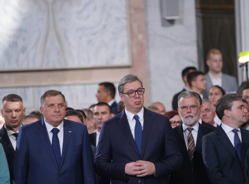 Vučić: Molimo se da sve nesloge ostanu iza nas, da pošaljemo poruku mira, sloge i bratske ljubavi