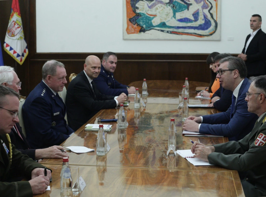 Vučić sa Hekerom o bezbijednosnoj situaciji u zemlji i regionu, posebno na KiM