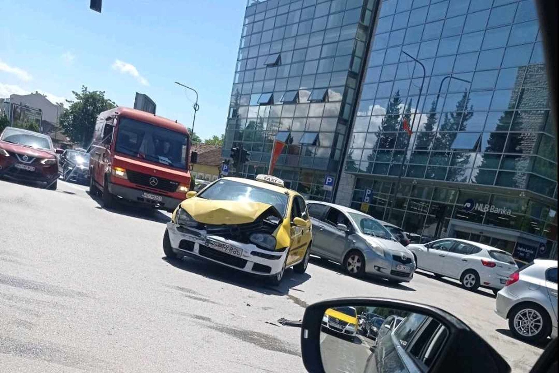 Podgorica: Sudar taksi vozila sa vozilom Hitne pomoći