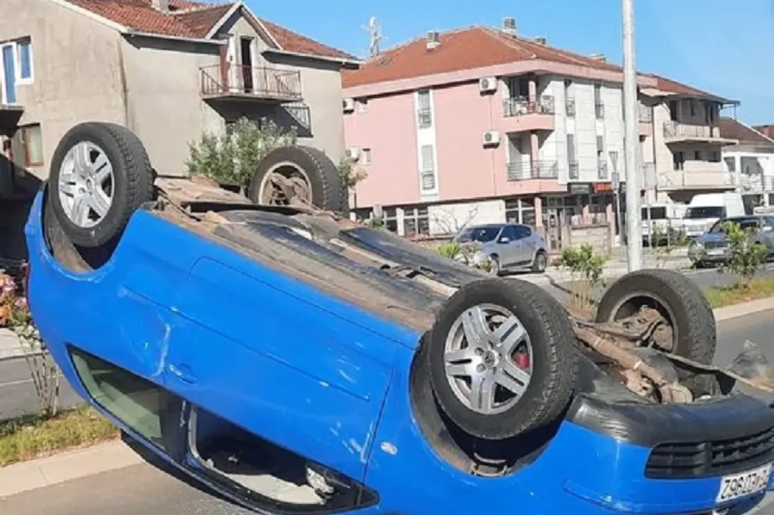 Udes u Podgorici: Vozilo završilo na krovu, dvije osobe transportovane u Urgentni