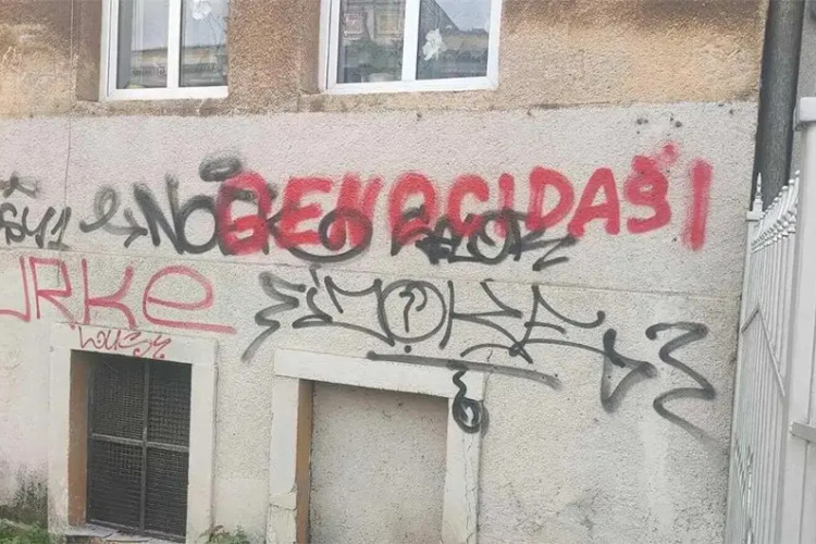 Novi antisrpski ispad u multietničkom „Sarajevu“: Na Ambasadi Srbije osvanuo natpis „genocidaši“