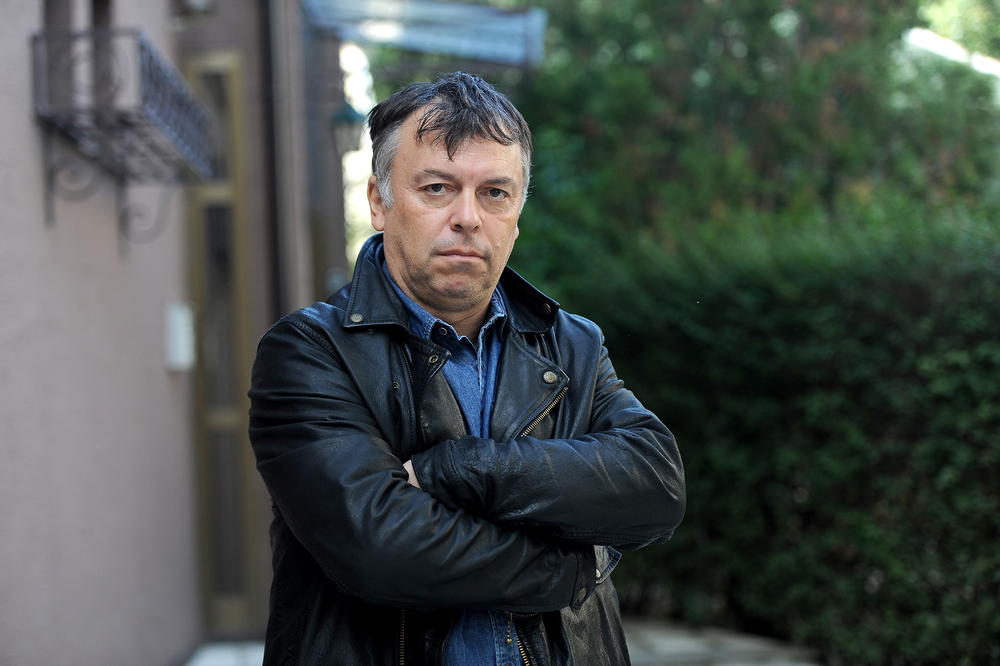 Nele Karajlić o ishodu glasanja o Rezoluciji u Srebrenici: Kad najjači frajer u kafani ustane, pa kaže  „Ajte sad svi ruke gore“, a pola kafane ga ne posluša