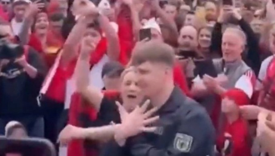 Skandal u Hamburgu: Njemački policajac se zaigrao sa teroristima i gestikulirao dvoglavog orla (VIDEO)