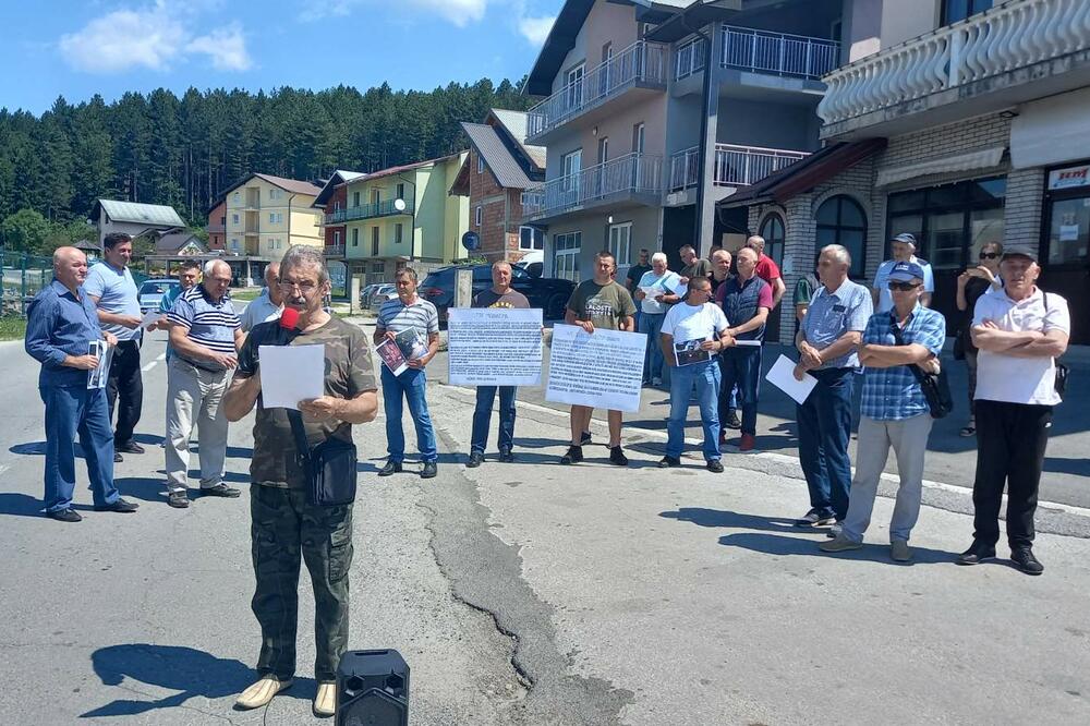 Pljevlja: Grupa građana na sat blokirala put