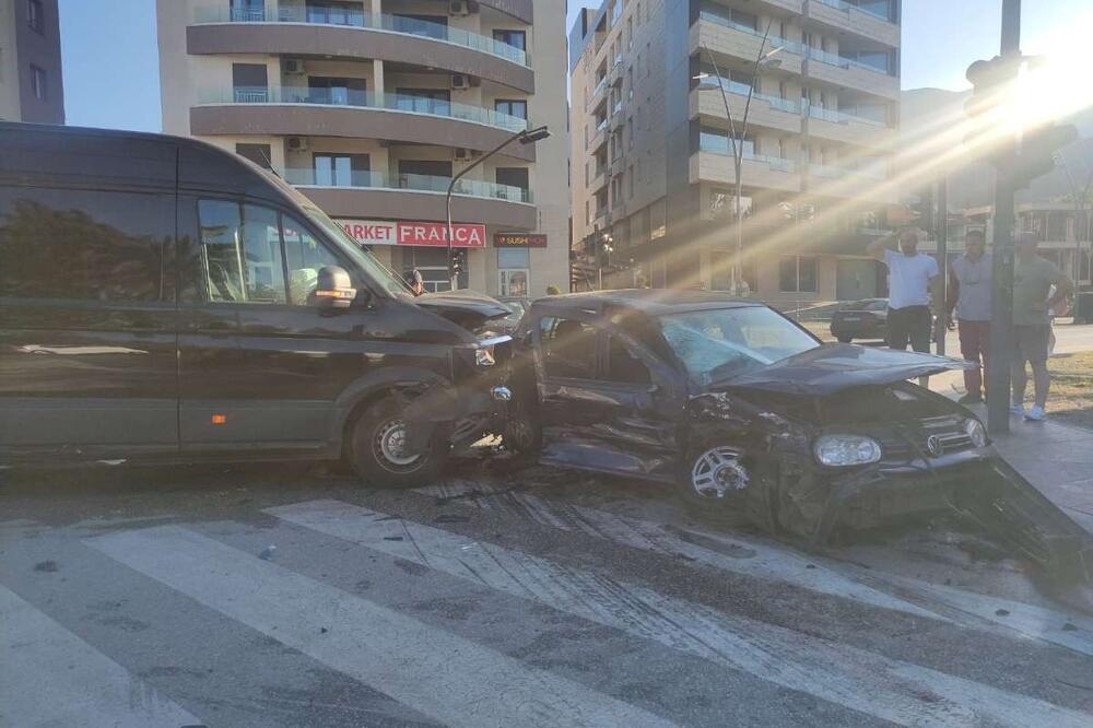 Budva: Sudar kombija i automobila, povrijeđene dvije osobe