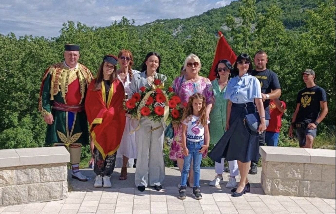 Alijansa žena DPS-a Nikšić položila vijenac na spomenik pobjednicima sa Grahovca