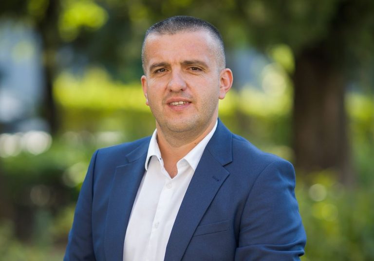 Striković: Nekad im je smetalo 20, danas im ne smeta 35 članova Vlade – kad su “naši” sve može