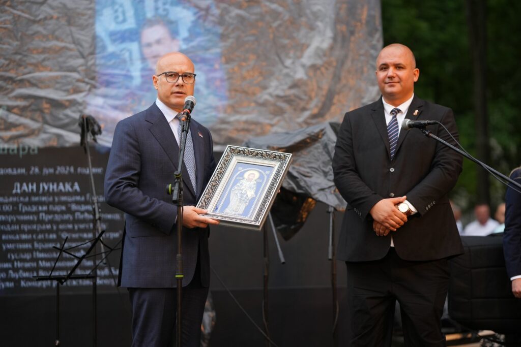 U toku manifestacije otkrivanja spomenika heroju sa Košara premijer Srbije i predsjednik Opštine Pljevlja razmijenili poklone