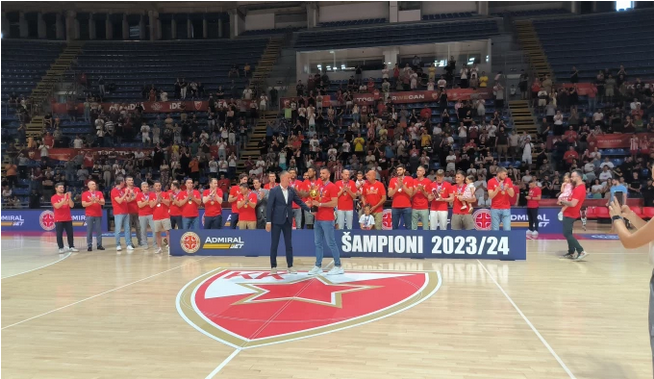 Pred nekoliko stotina navijača u Pioniru: Grujin uručio Zvezdi šampionski pehar