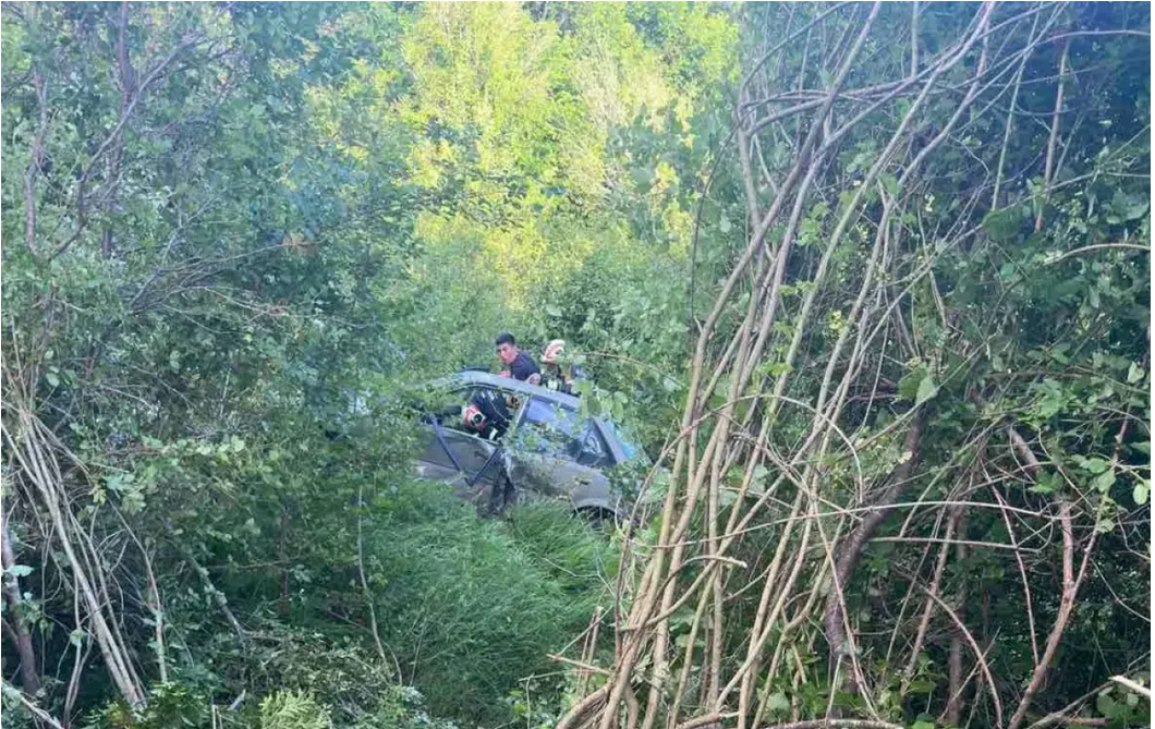 Nikšić: Auto sletjelo sa puta, u toku spašavanje zaglavljenih i teže povrijeđenih mladića!