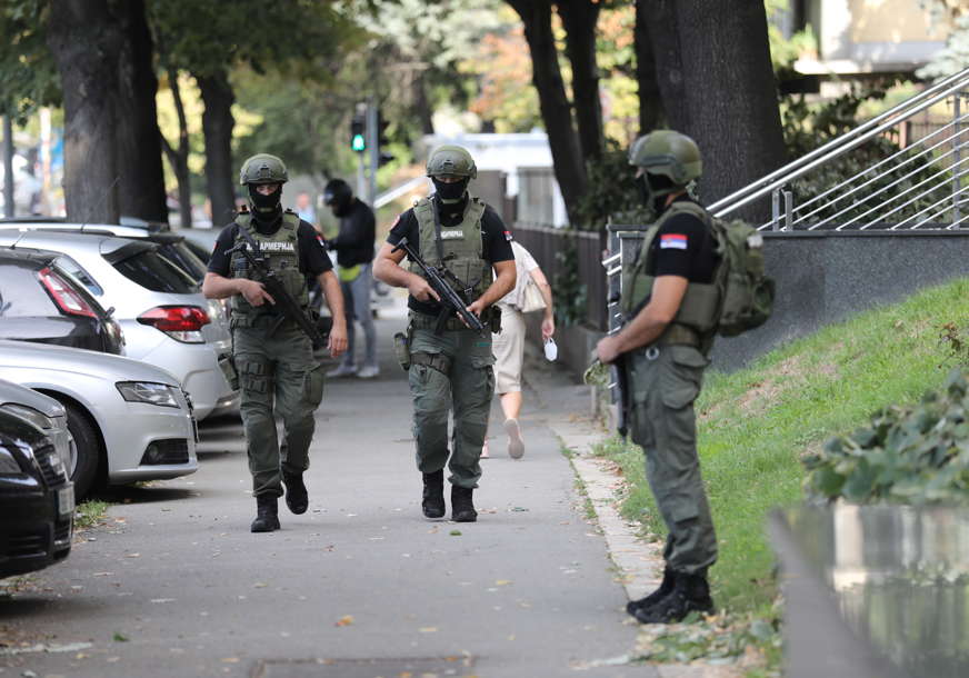 Drama kod Ambasade Izraela u Beogradu: Pripadnik Žandarmerije pogođen strijelom u vrat, napadač likvidiran