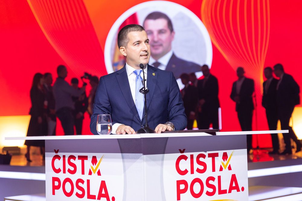 Formiranje centrističkog bloka zahtijeva težak samoubilački potez Demokratske Crne Gore: Da bi Druga familija došla na vlast, Bečić mora da sruši Spajića!