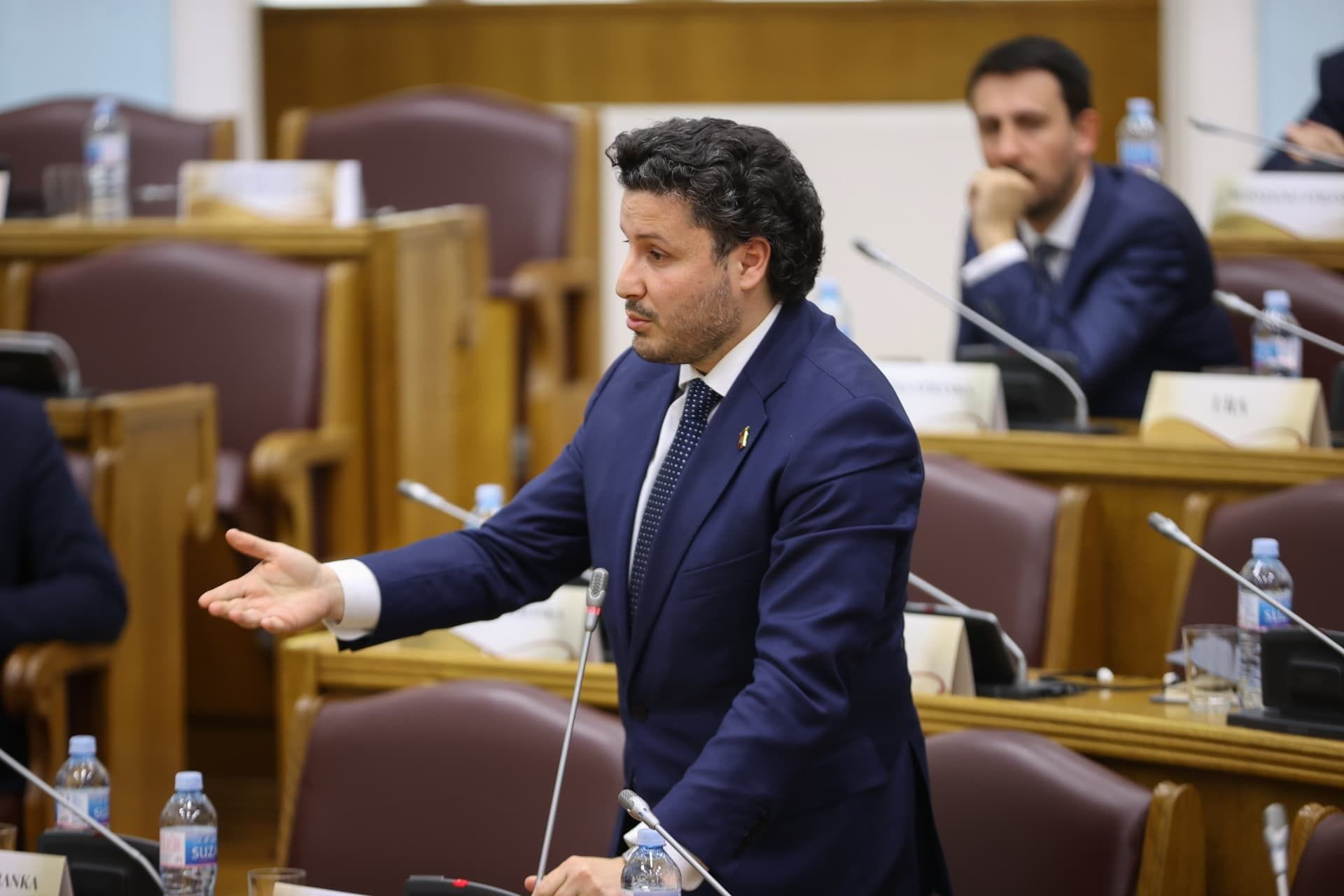 Abazović će na premijerskom satu pitati Spajića da li on stoji iza napada na Predraga Šukovića i Vladimira Novovića