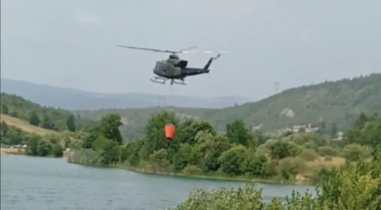 Požar iznad Pljevalja još nije lokalizovan, u gašenje uključeni i helikopteri vojske