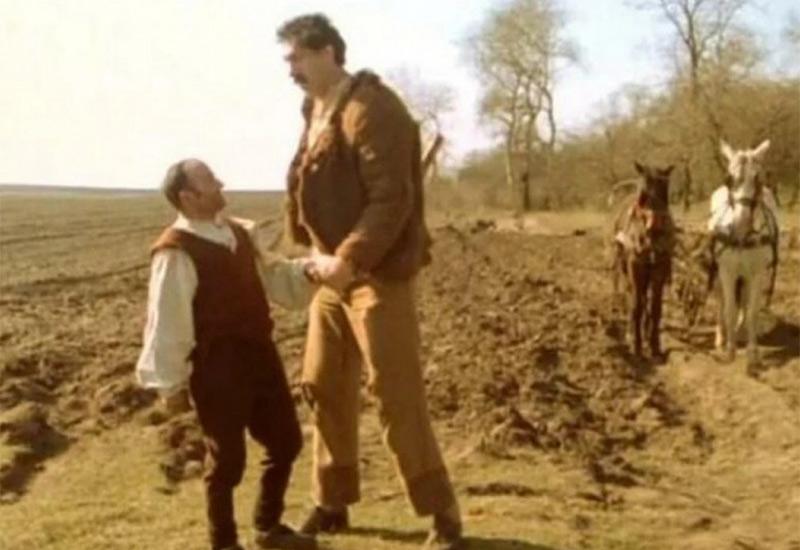 S traktora u slavu – Umro div iz filma Ko to tamo peva(VIDEO)