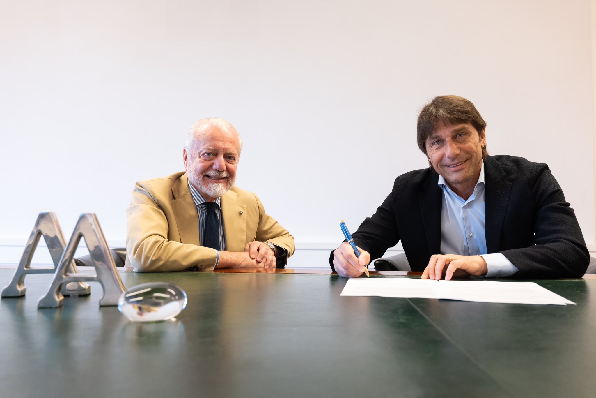 Konte i zvanično preuzeo Napoli