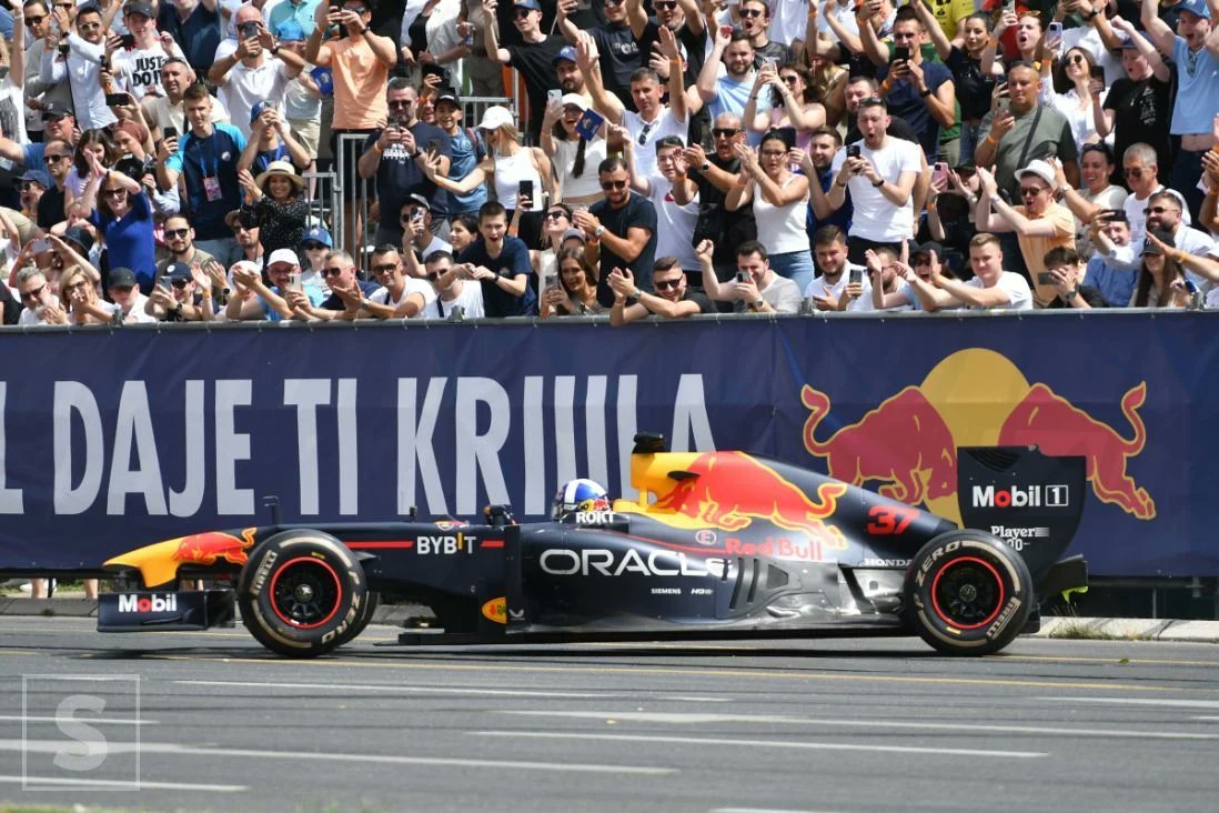 Formula „prošla kroz“ Sarajevo: Kultard provozao Fetelov šampionski bolid iz 2011. (VIDEO)