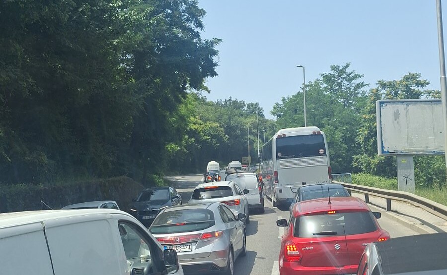 Kolone prema primorskim gradovima