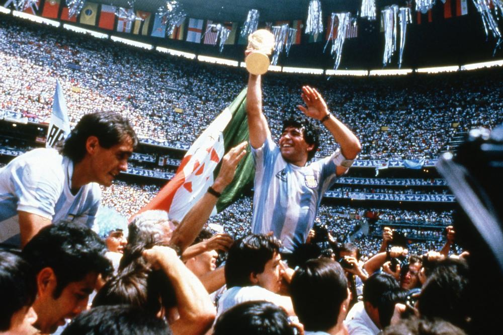 Odložena aukcija Maradonine Zlatne lopte