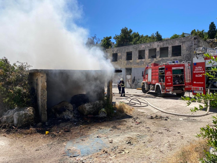 Požar u Ulcinju, vatra zahvatila nekadašnje preduzeću „Primorje“