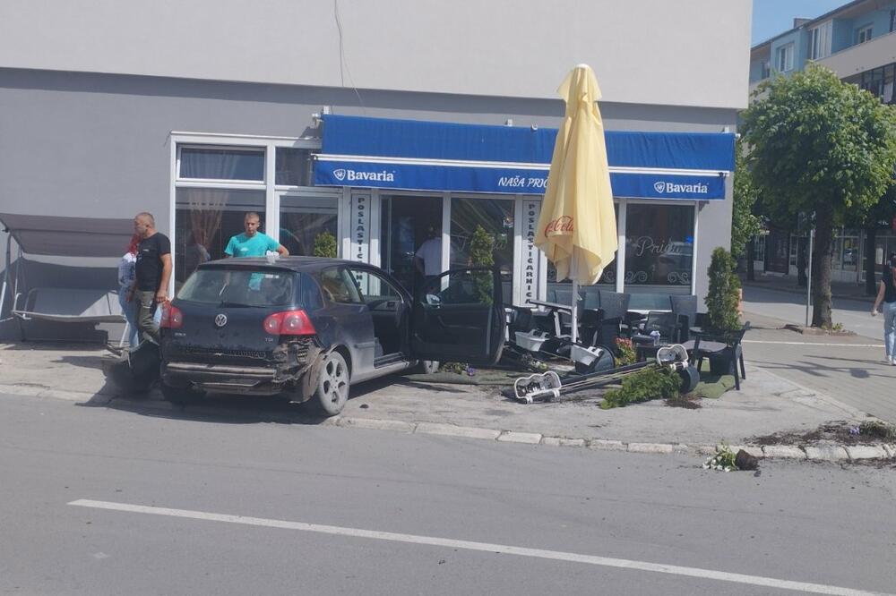 Automobilom uletio u baštu pljevaljskog lokala, jedna osoba povrijeđena