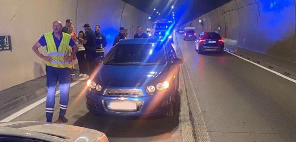 Saobraćajna nezgoda u tunelu Sozina: Sudarila se tri vozila