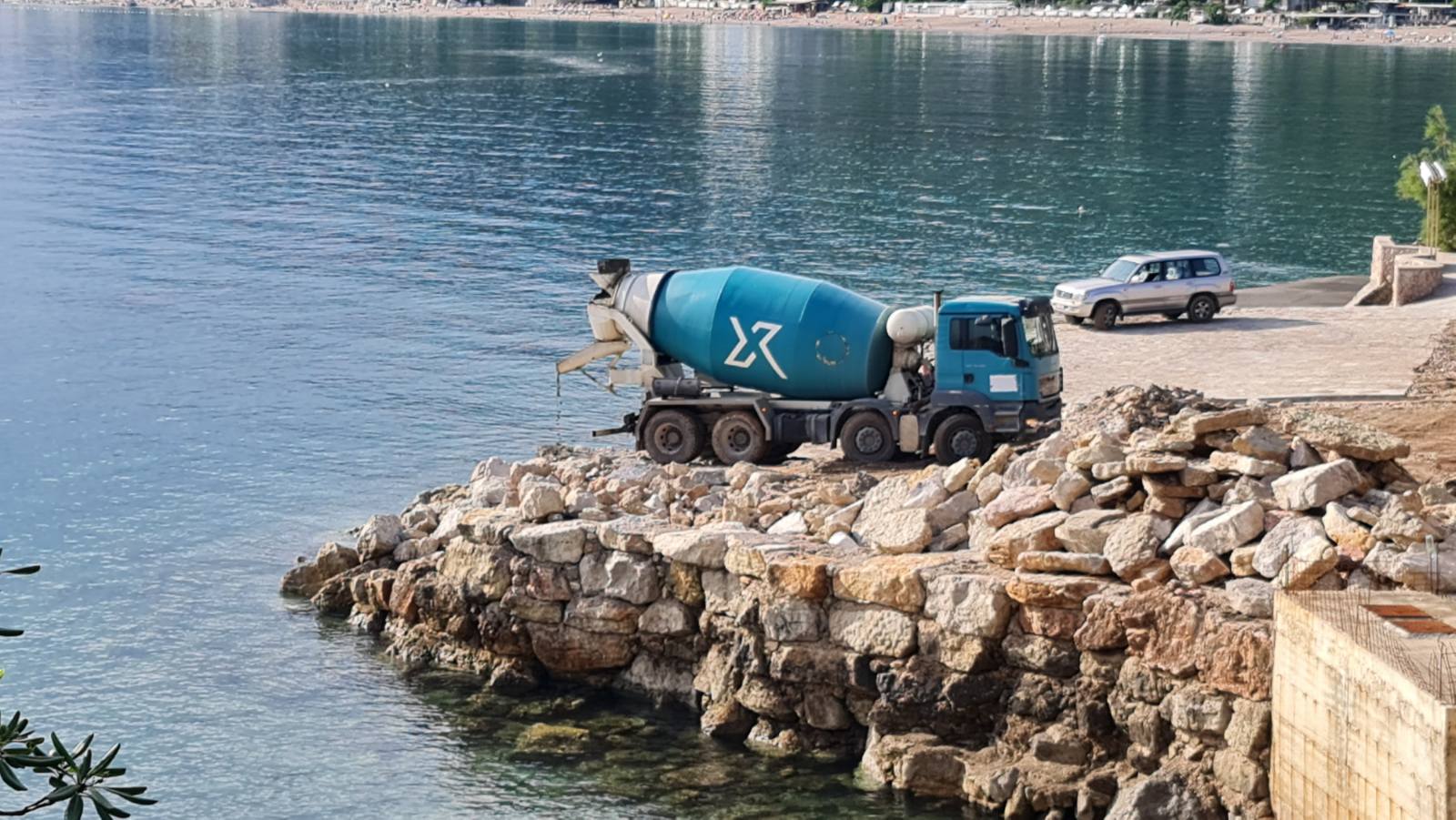 Investitor iz Bara sipa beton u more?