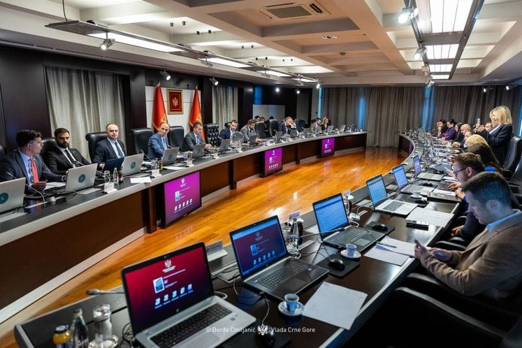 Ustanite foteljaši