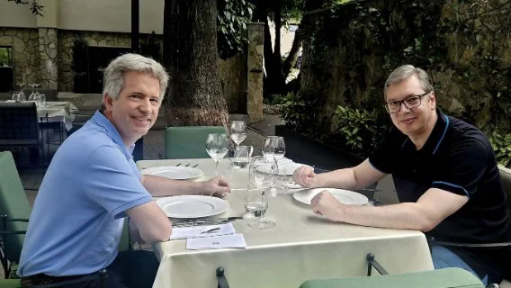 Vučić sa ambasadorom Fergusonom: Danas ja plaćam ručak, a Njegova ekselencija, pošto ćemo da ih pobijedimo u Gelzenkirhenu, plaća sledeću večeru