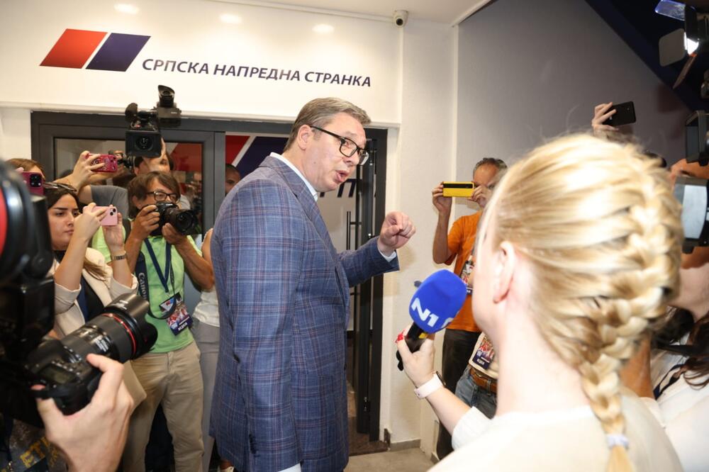Vučić stigao u izborni štab: Ne brinite slijede veoma radosne vijesti