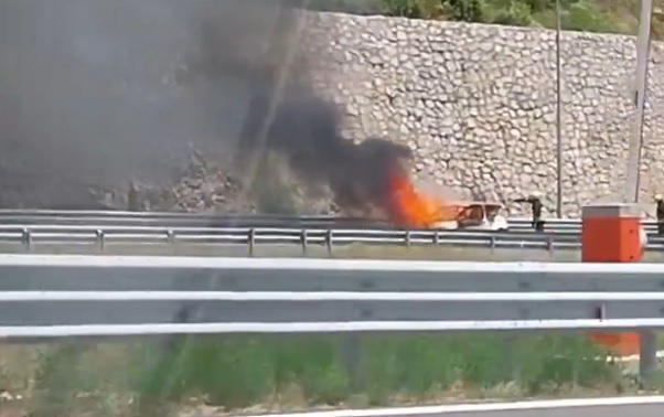 Zapalila se kola na autoputu