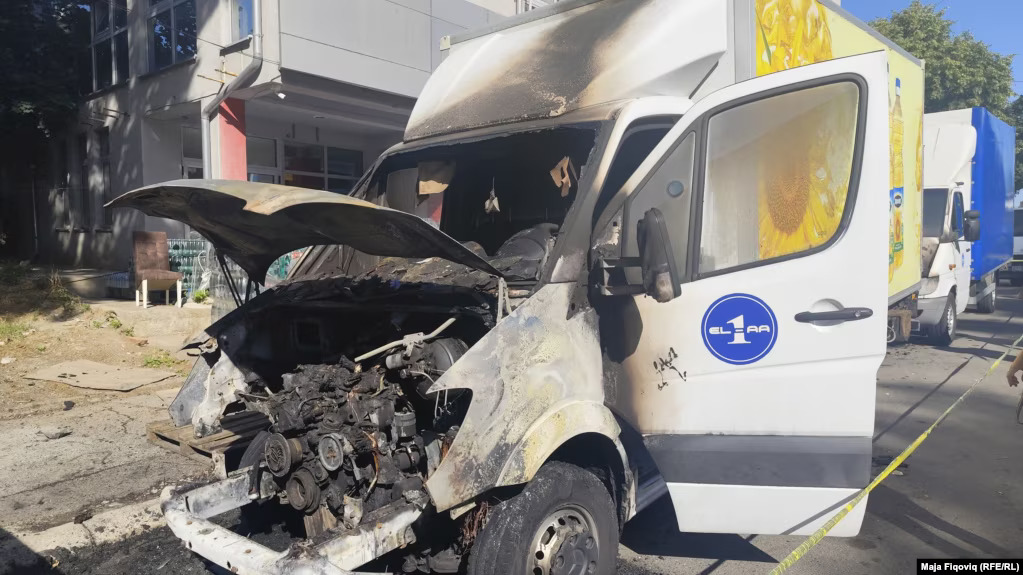 U sjevernom dijelu Kosovske Mitrovice zapaljena dva kamiona i automobil beogradskih tablica