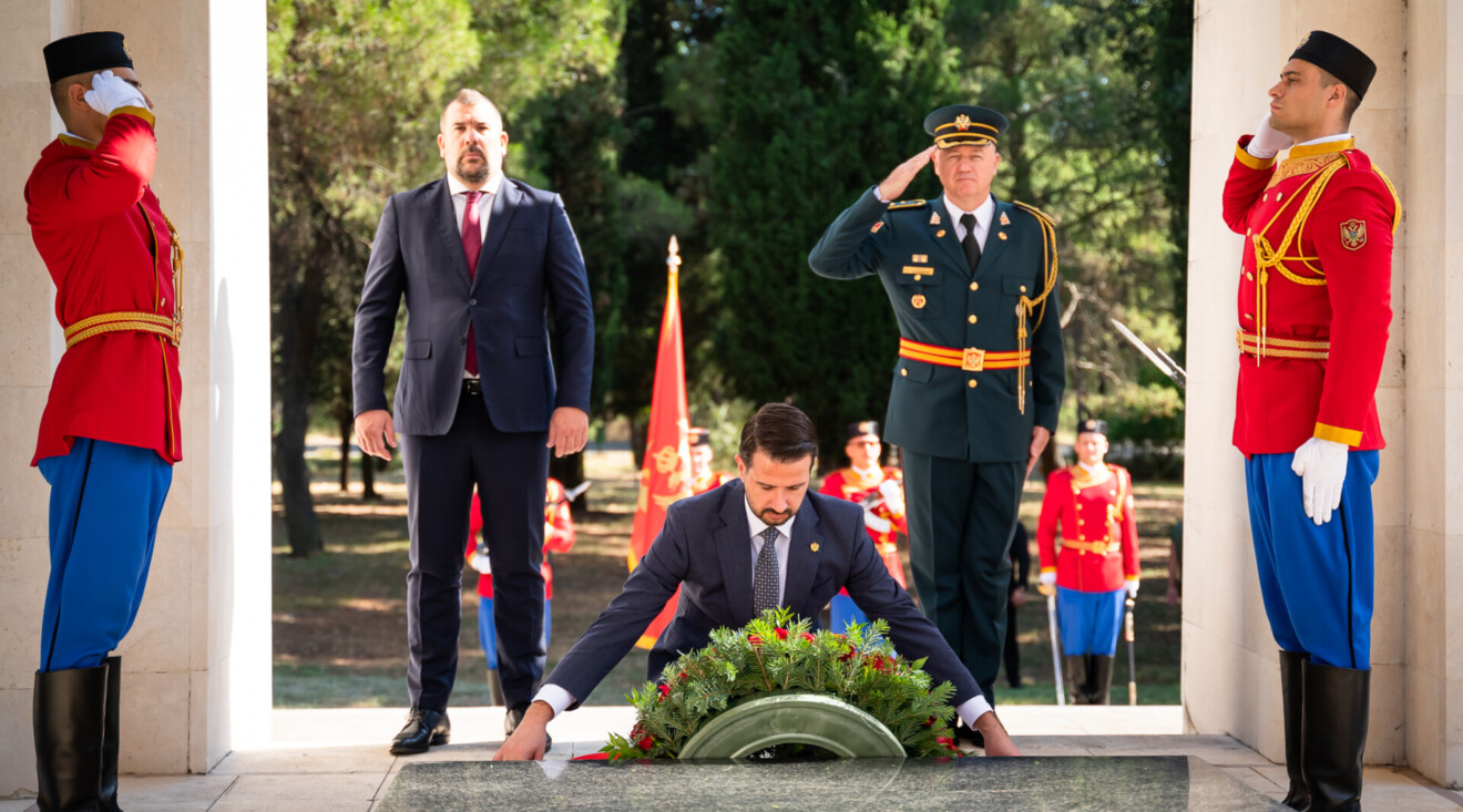Milatović položio vijenac na spomenik Partizanu borcu
