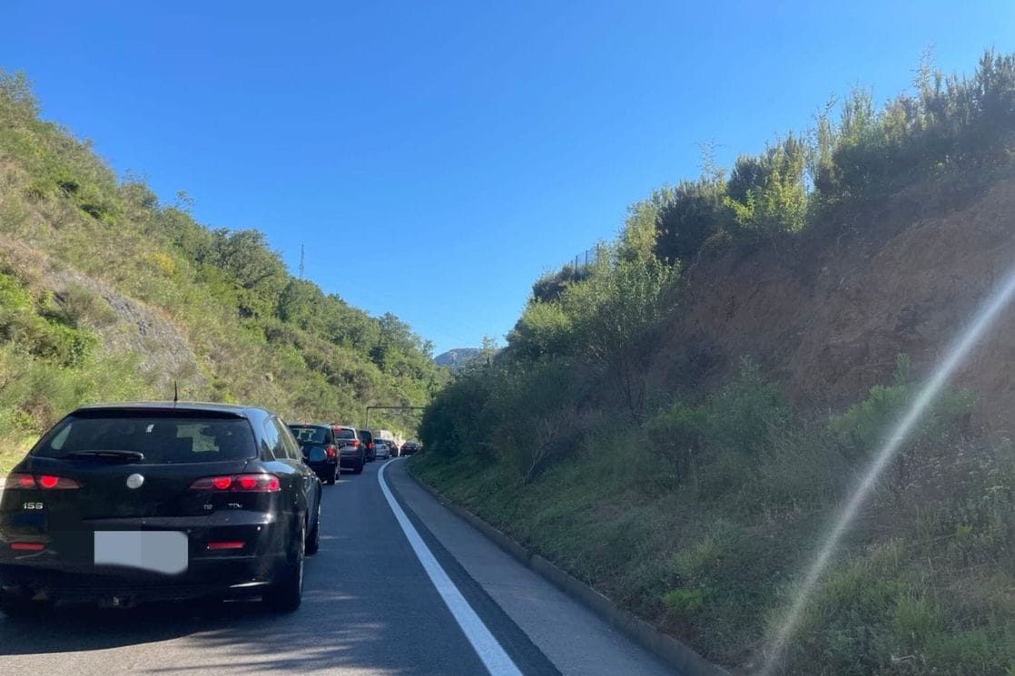 Stvorene velike kolone ka Sutomoru nakon što se u tom mjestu dogodio udes