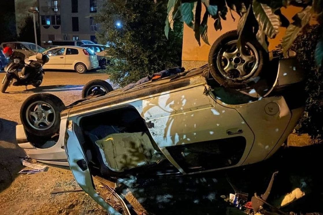 Grupa mladih u Kotoru demolirala automobil, pa ga prevrnula na krov