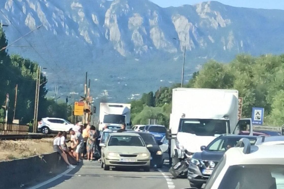 Sudar kod Virpazara: Jedna osoba povrijeđena, saobraćaj u prekidu