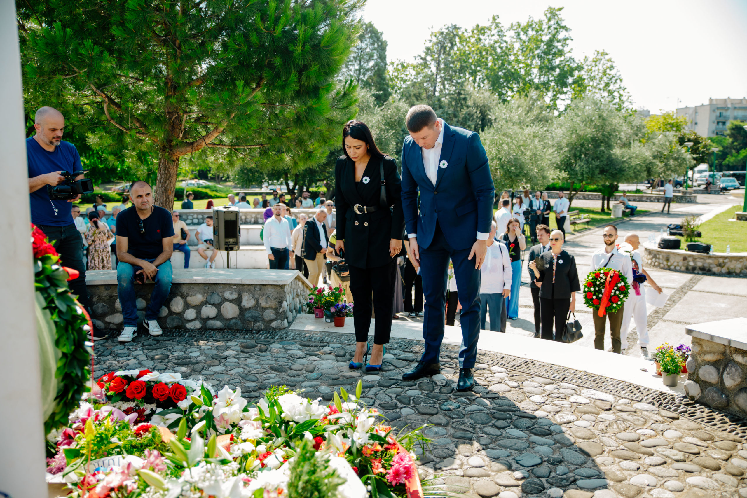 Vuković i Adžić položili vijenac na spomenik žrtvama genocida u Srebrenici na Pobrežju