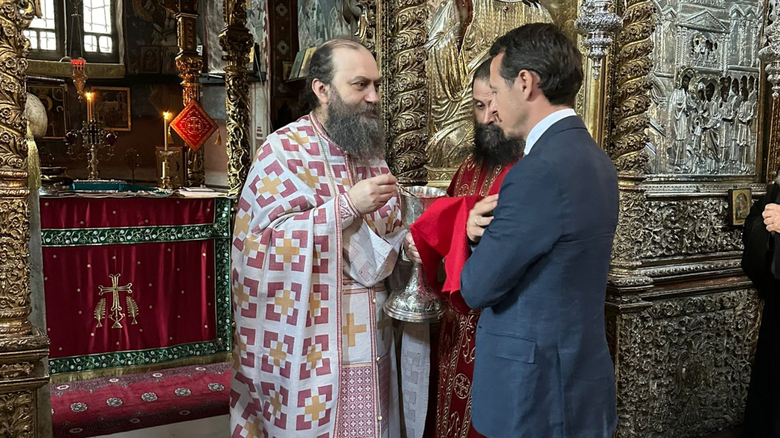 Princ Filip završio dvodnevnu posjetu Hilandaru: Obnova izgorjelog dijela manastira biće završena do kraja sledeće godine