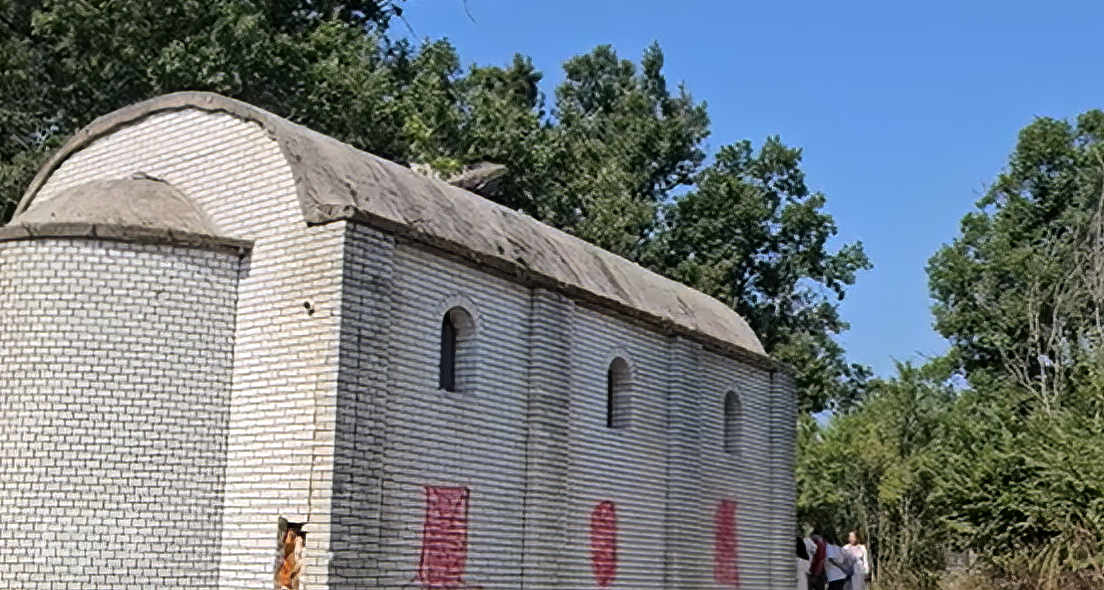 Oskrnavljena crkva kod Lipljana: Vjernike dočekali grafiti „UČK“ i albanska muzika