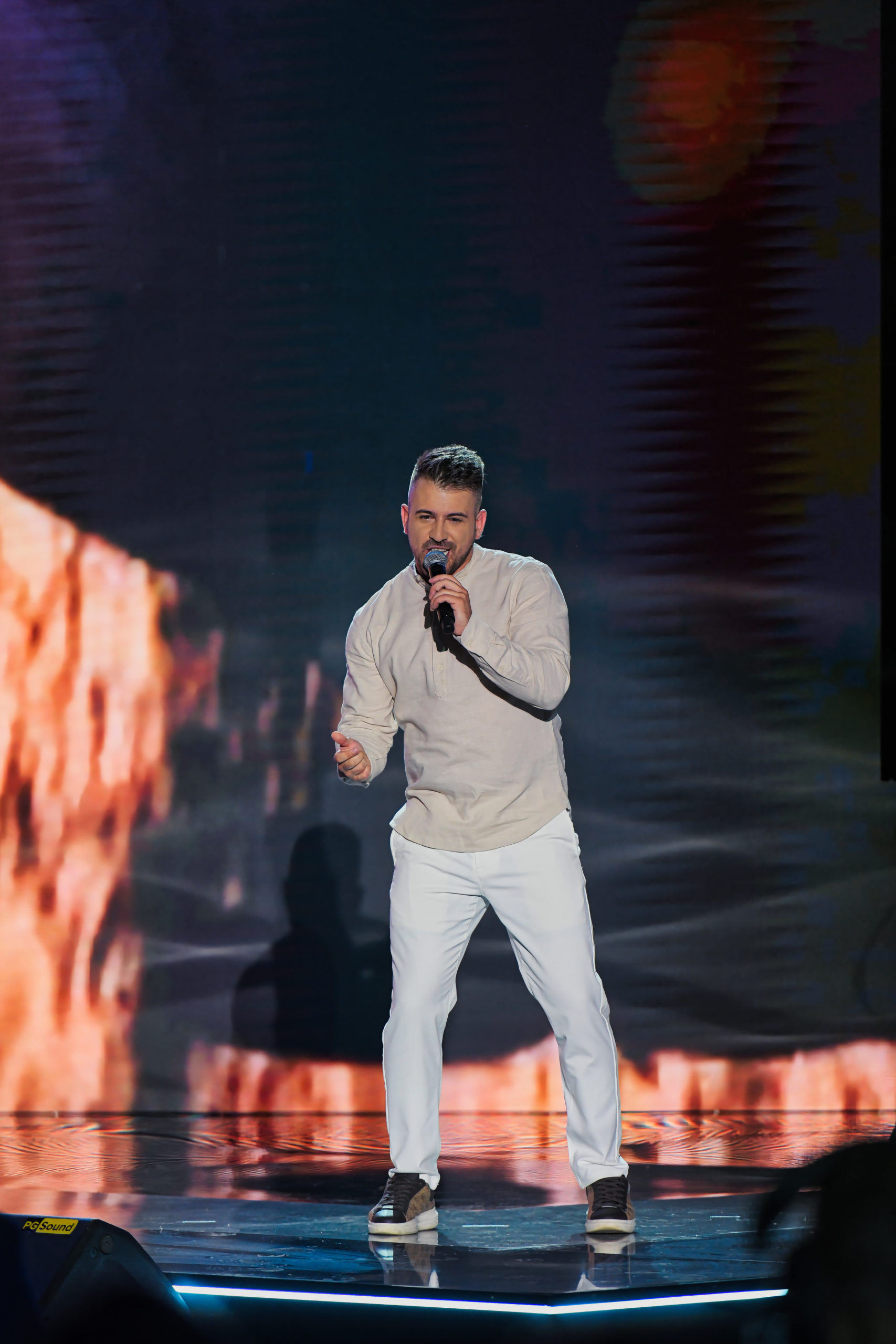 Rizo Feratović oduševio publiku na Festivalu „Biser Jadrana“ sa prvom samostalnom pjesmom „Tragovi u pijesku“