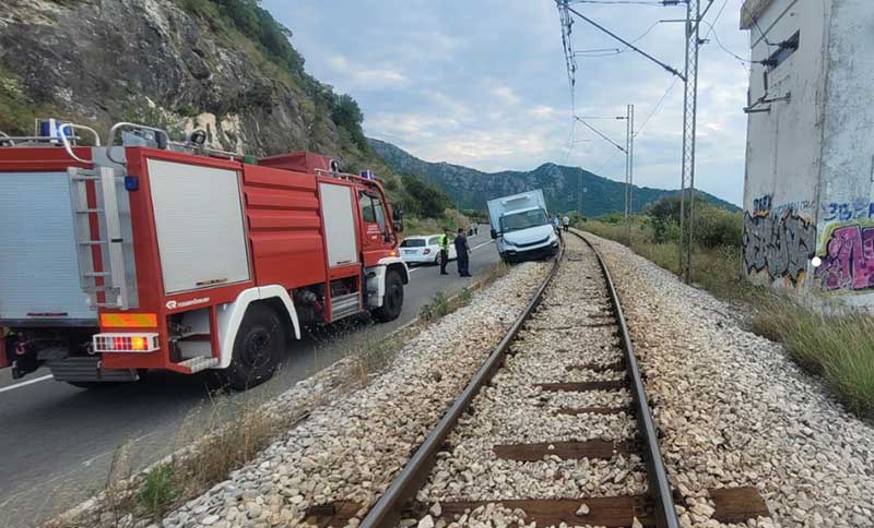 Saobraćajna nezgoda u Baru, kamion završio na šinama