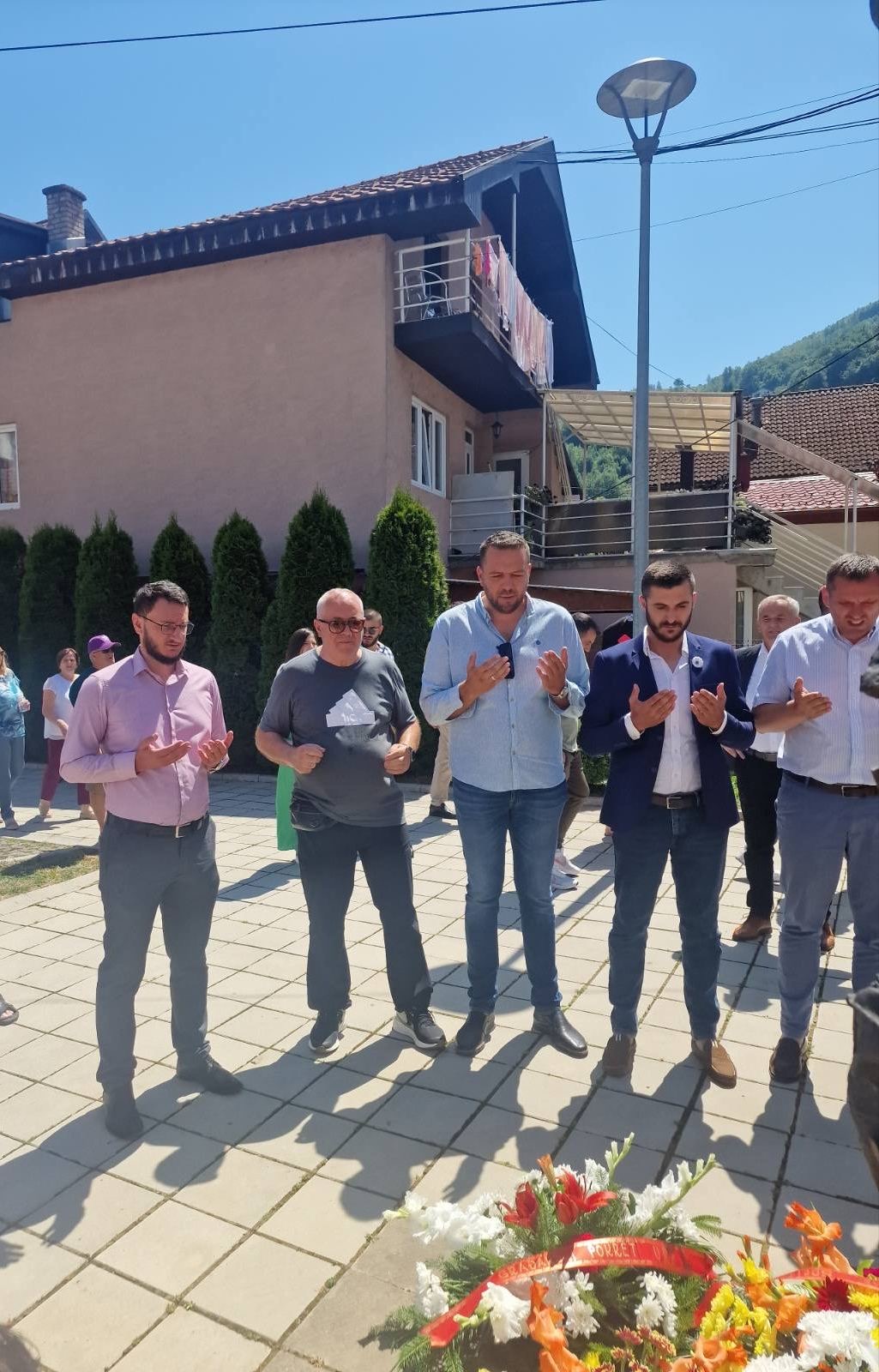 Predstavnici SDP-a položili cvijeće povodom obilježavanja godišnjice zločina u Srebrenici