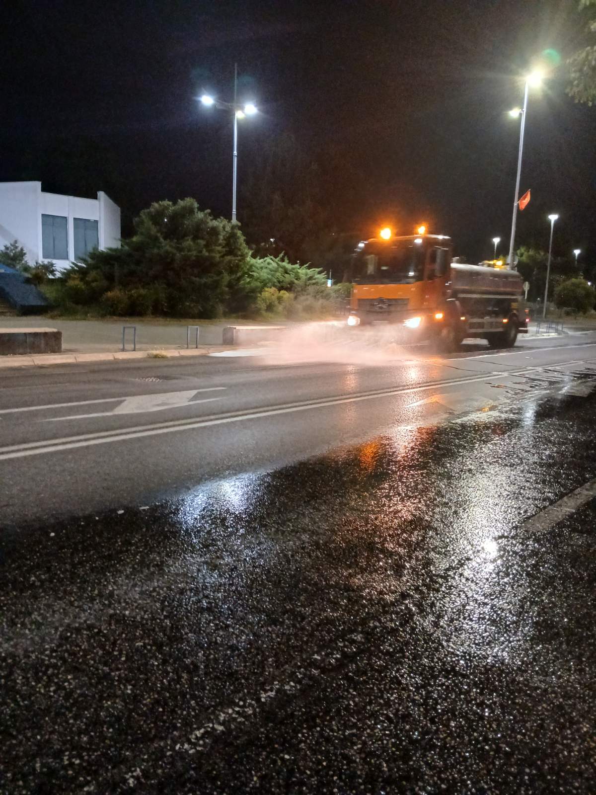 Podgorička Čistoća počela da pere ulice, trgove, bulevare i trotoare
